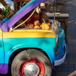 Кузов старого автомобиля который используется как цветочный горшок у входа в ресторан – bur4ik.ru – 21.01.2020 - фото 4