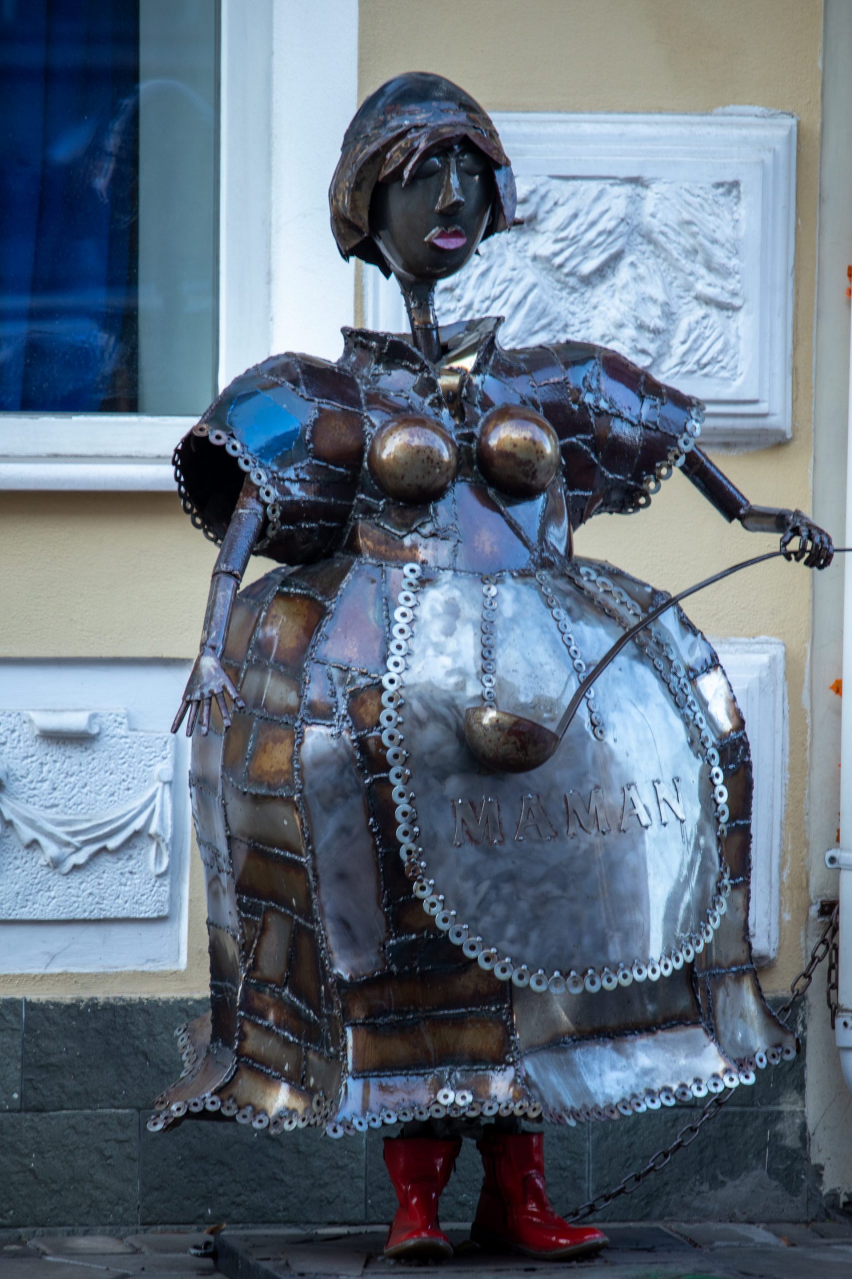 Металлическая скульптура поварихи у входа в ресторан в Одессе – bur4ik.ru – 21.01.2020 - фото 1