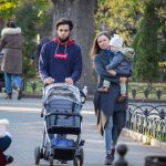 Молодые родители с ребенком и коляской в гор саду Одесса – bur4ik.ru – 21.01.2020 - фото 1
