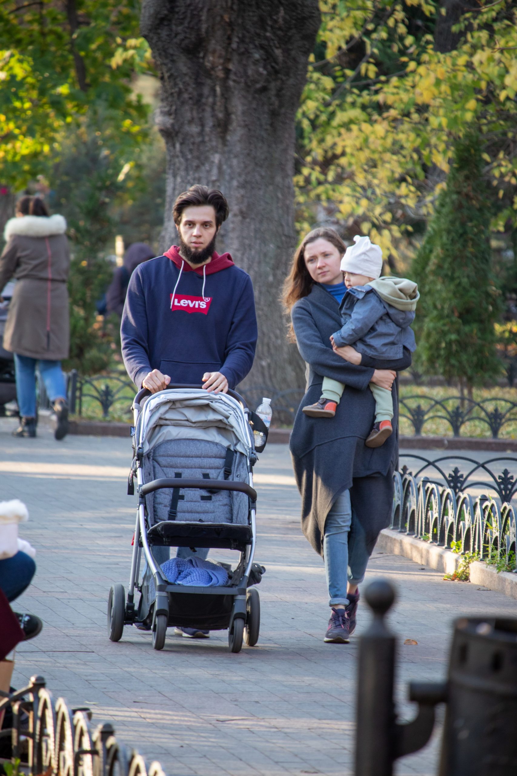 Молодые родители с ребенком и коляской в гор саду Одесса – bur4ik.ru – 21.01.2020 - фото 1