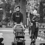 Молодые родители с ребенком и коляской в гор саду Одесса – bur4ik.ru – 21.01.2020 - фото 2
