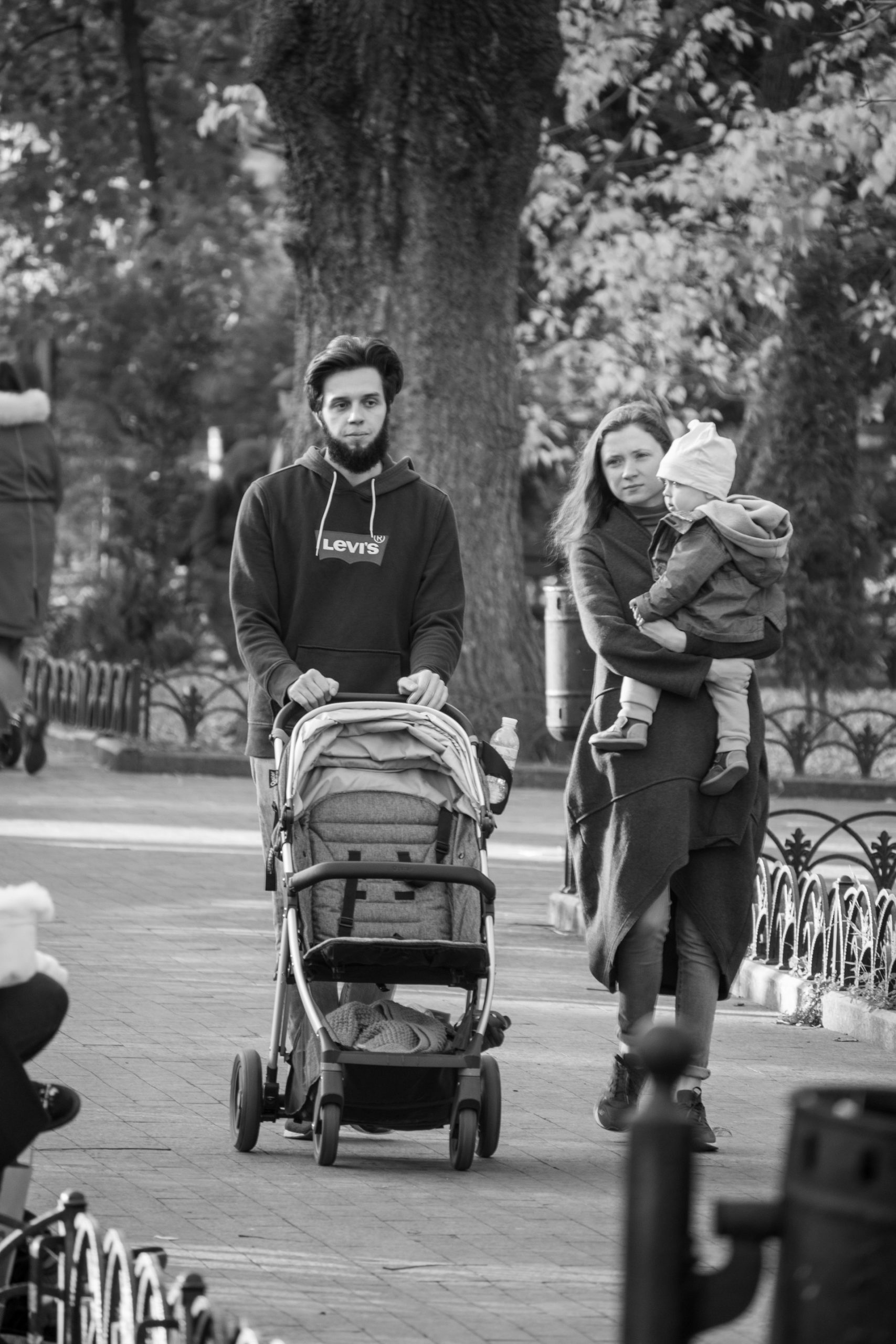 Молодые родители с ребенком и коляской в гор саду Одесса – bur4ik.ru – 21.01.2020 - фото 2