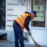 Мужчина в оранжевой жилетке заметает улицу – bur4ik.ru – 21.01.2020 - фото