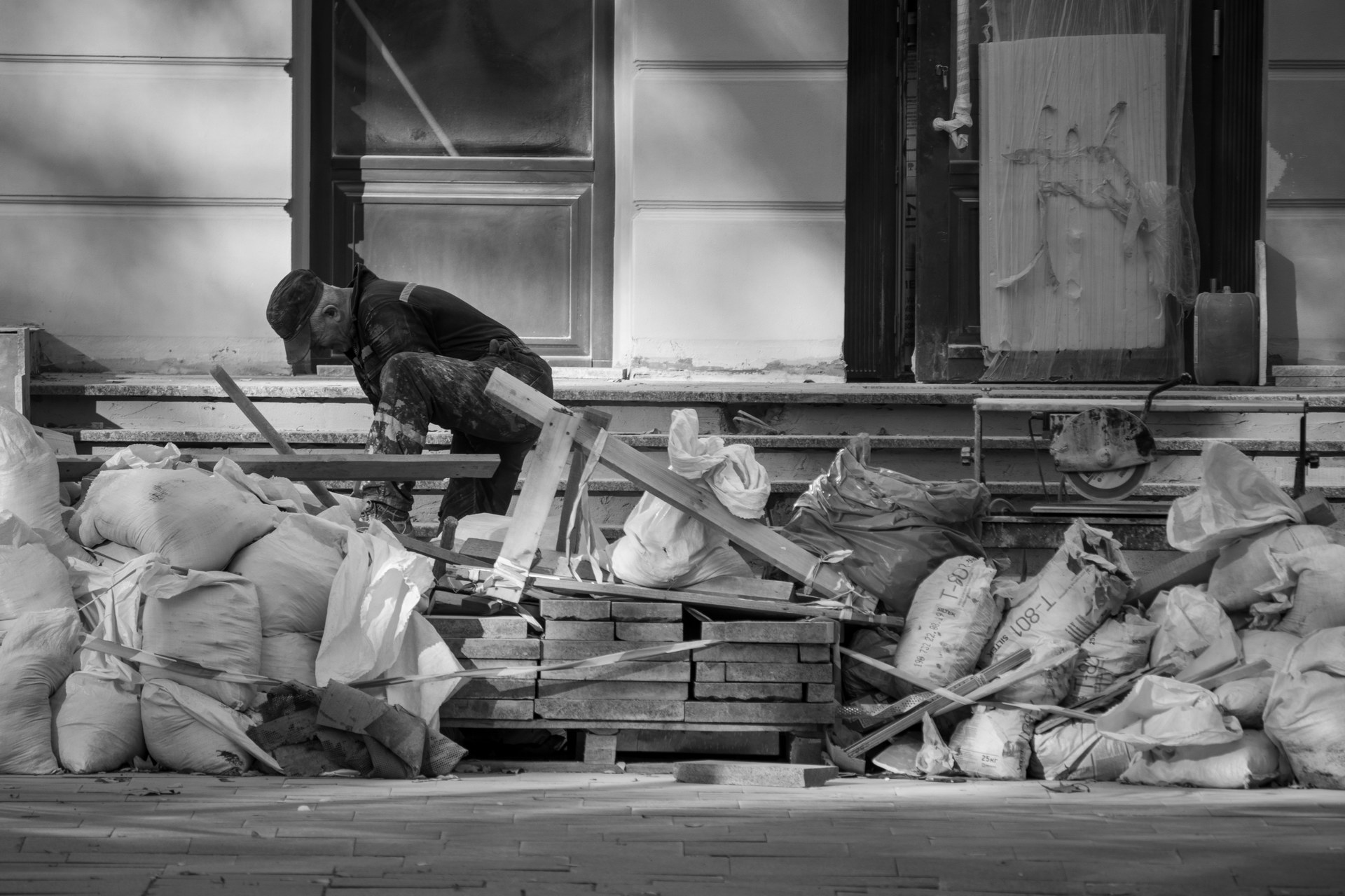 Мужчина выполняет строительные работы на ступеньках у входа в здание – bur4ik.ru – 21.01.2020 - фото 3