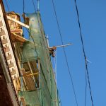 Мужчина поднимает ведро на крышу старинного здания ведя ремонт – bur4ik.ru – 21.01.2020 - фото 1