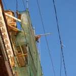 Мужчина поднимает ведро на крышу старинного здания ведя ремонт – bur4ik.ru – 21.01.2020 - фото 2
