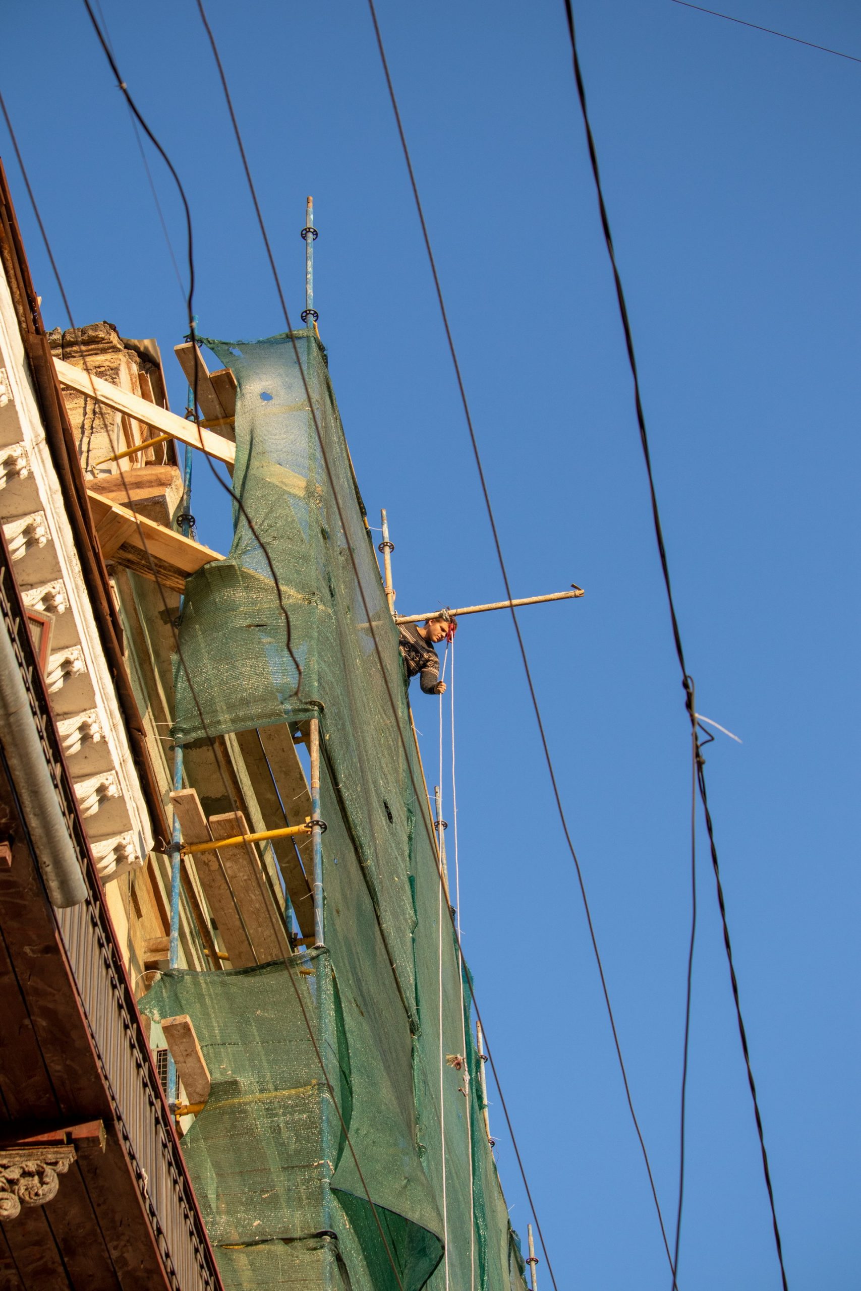 Мужчина поднимает ведро на крышу старинного здания ведя ремонт – bur4ik.ru – 21.01.2020 - фото 2