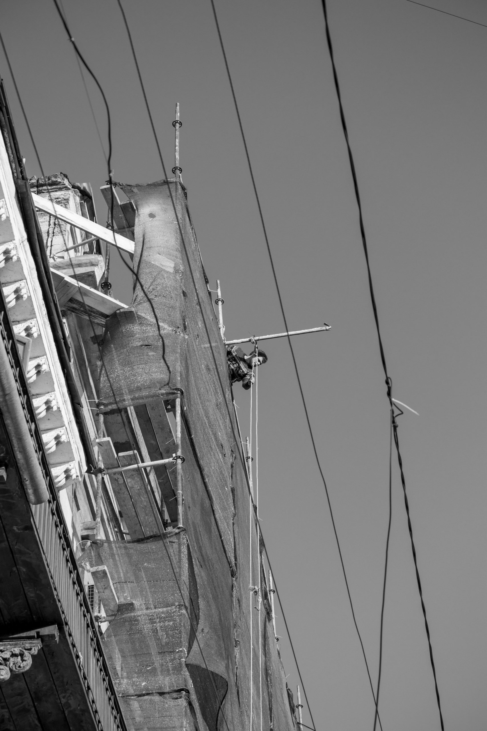 Мужчина поднимает ведро на крышу старинного здания ведя ремонт – bur4ik.ru – 21.01.2020 - фото 3