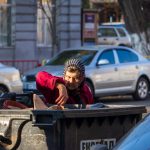 Нищая украинская пенсионерка копается в мусорном баке в поисках еды и вещей – bur4ik.ru – 21.01.2020 - фото 1