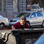 Нищая украинская пенсионерка копается в мусорном баке в поисках еды и вещей – bur4ik.ru – 21.01.2020 - фото 3