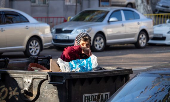 Нищая украинская пенсионерка копается в мусорном баке в поисках еды и вещей – bur4ik.ru – 21.01.2020 - фото 4