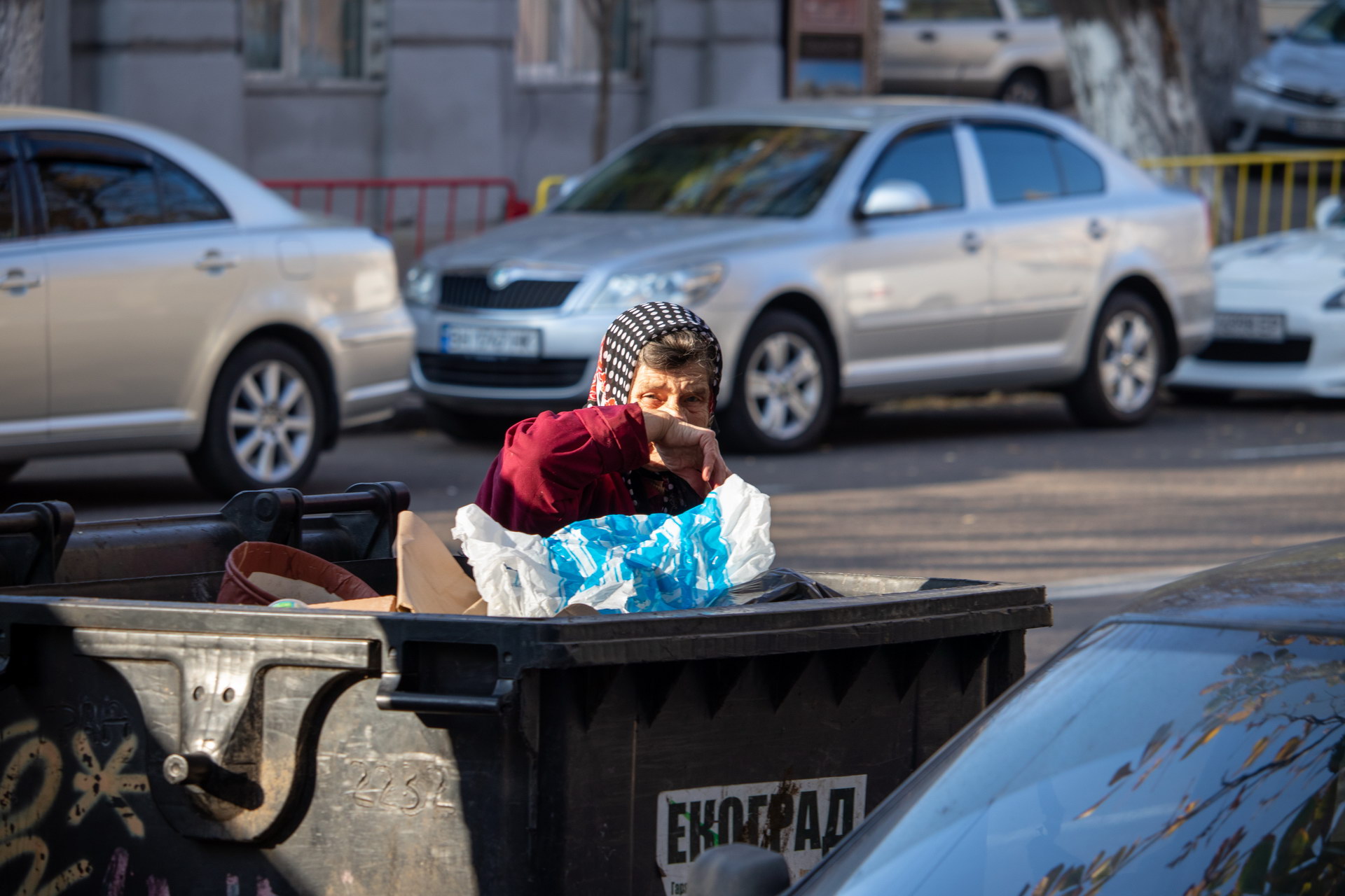 Нищая украинская пенсионерка копается в мусорном баке в поисках еды и вещей – bur4ik.ru – 21.01.2020 - фото 4