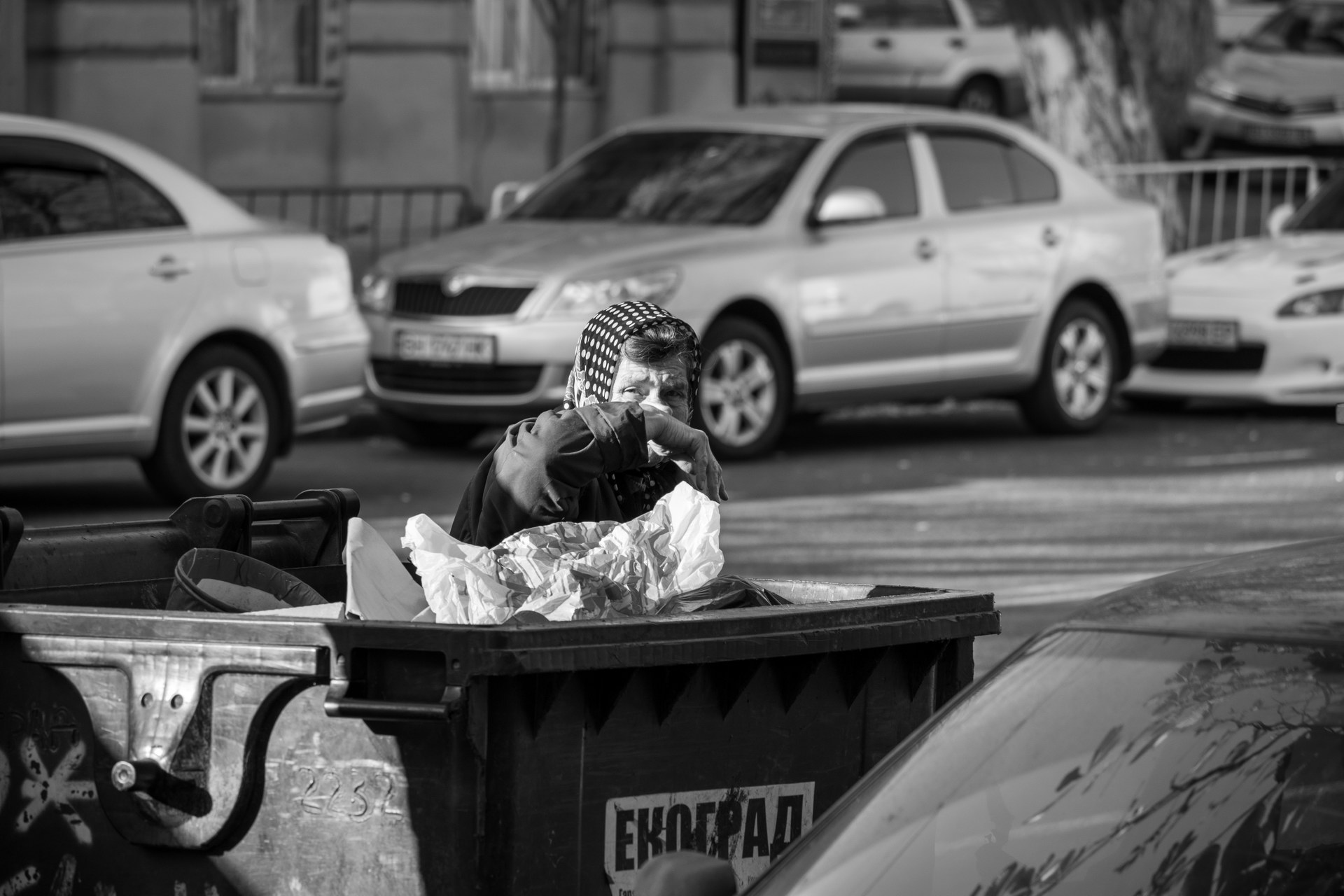 Нищая украинская пенсионерка копается в мусорном баке в поисках еды и вещей – bur4ik.ru – 21.01.2020 - фото 5