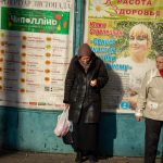 Нищая украинская пенсионерка на трамвайной остановке около рынка Привоз в Одессе – bur4ik.ru фото 1