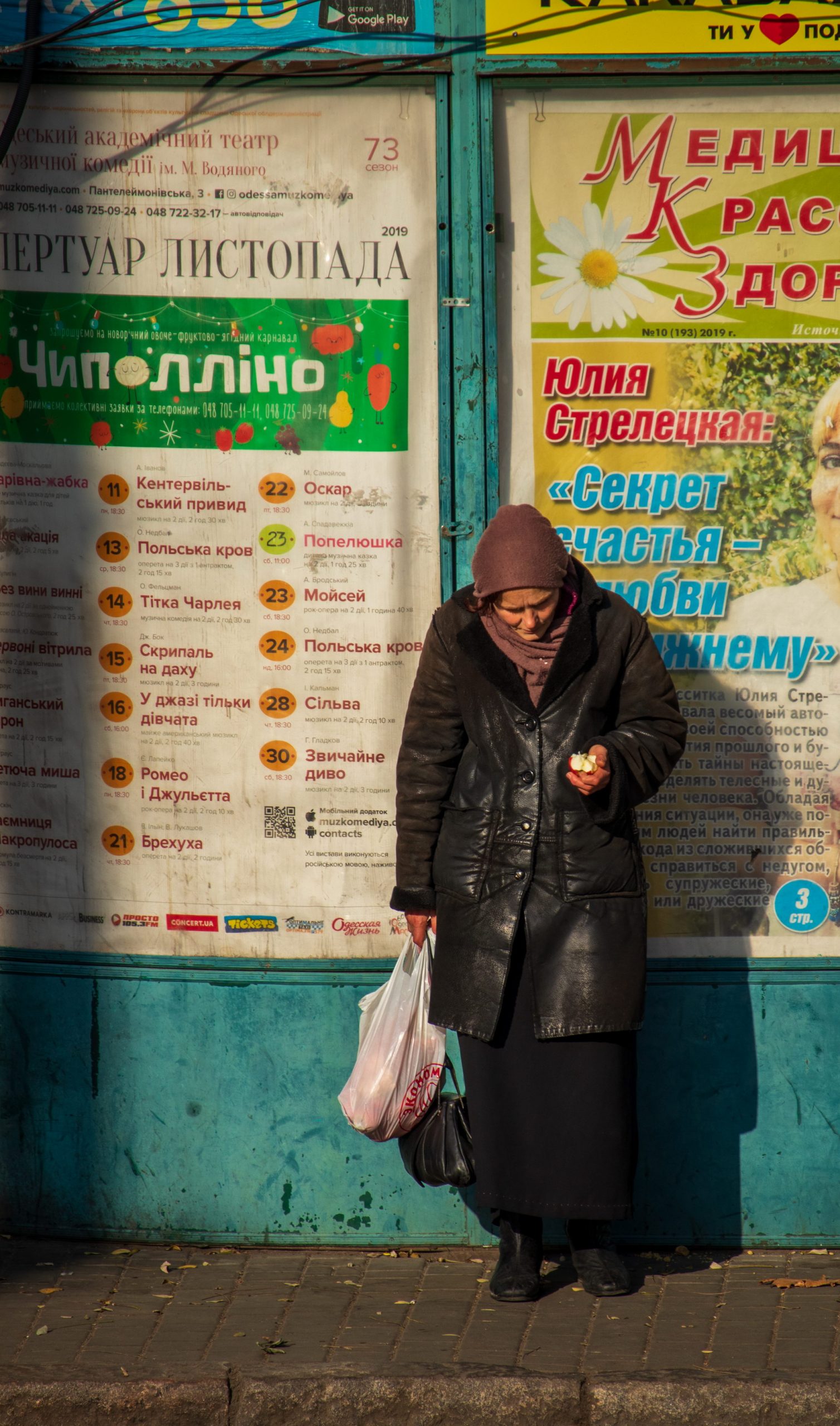 Нищая украинская пенсионерка на трамвайной остановке около рынка Привоз в Одессе – bur4ik.ru фото 2