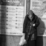 Нищая украинская пенсионерка на трамвайной остановке около рынка Привоз в Одессе – bur4ik.ru фото 3