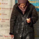 Нищая украинская пенсионерка на трамвайной остановке около рынка Привоз в Одессе – bur4ik.ru фото 4