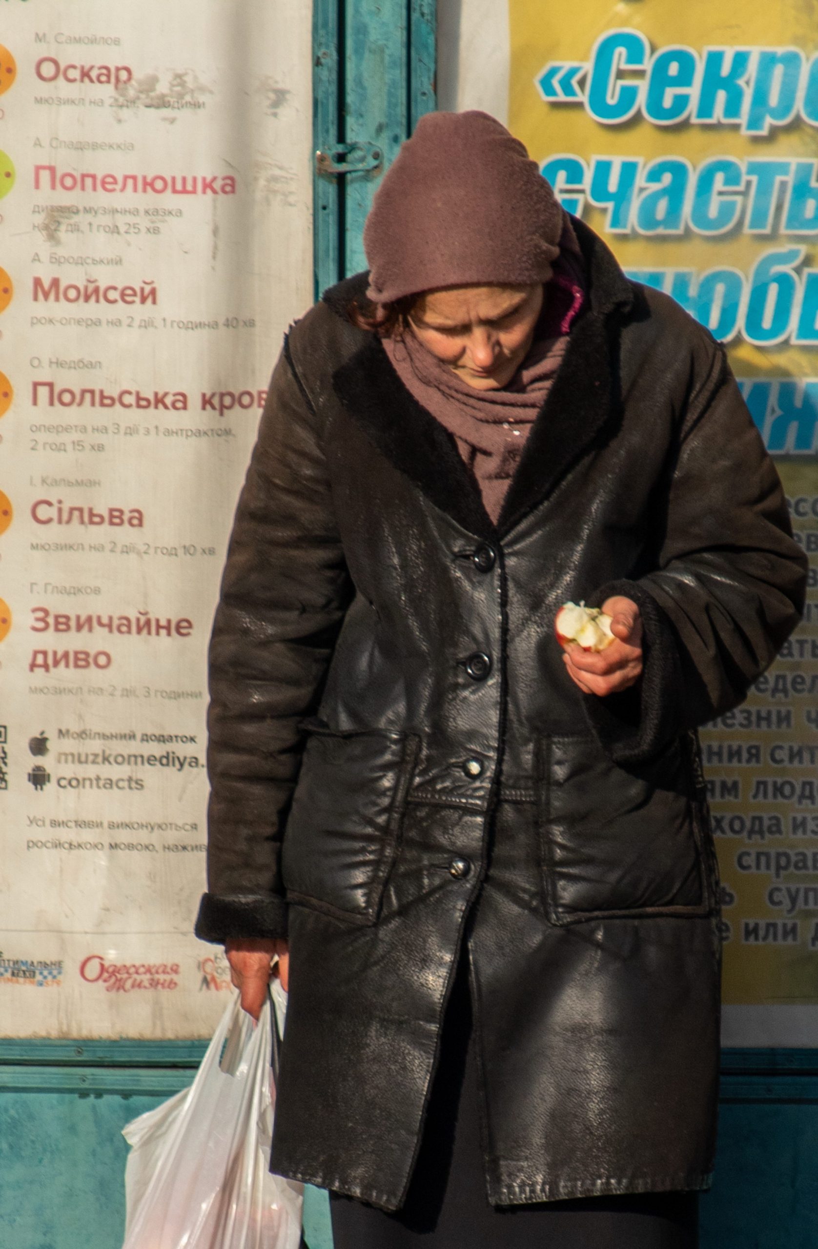 Нищая украинская пенсионерка на трамвайной остановке около рынка Привоз в Одессе – bur4ik.ru фото 4