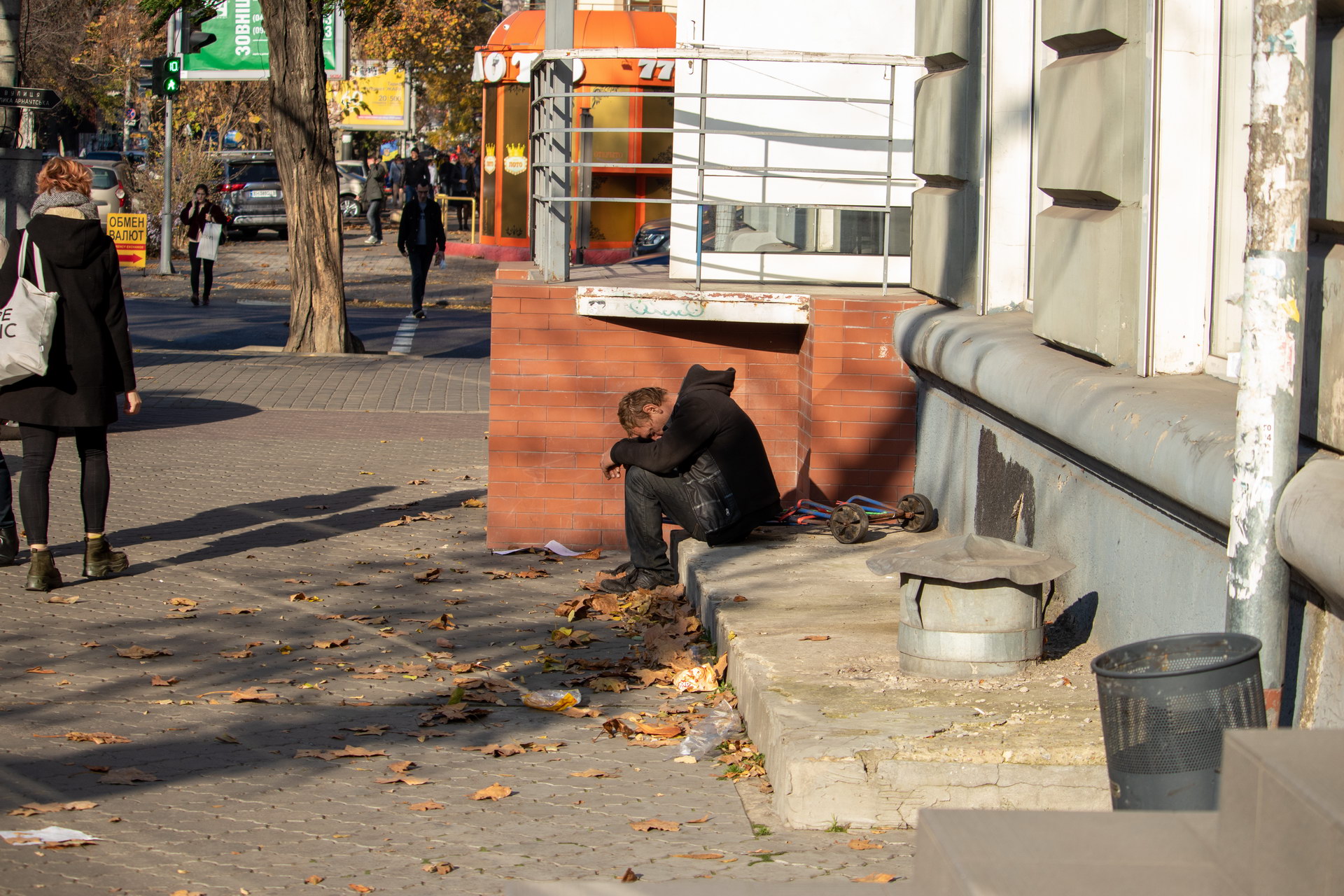 Нищий пьяный мужчина с тележкой спит на тротуаре в городе – bur4ik.ru фото 1