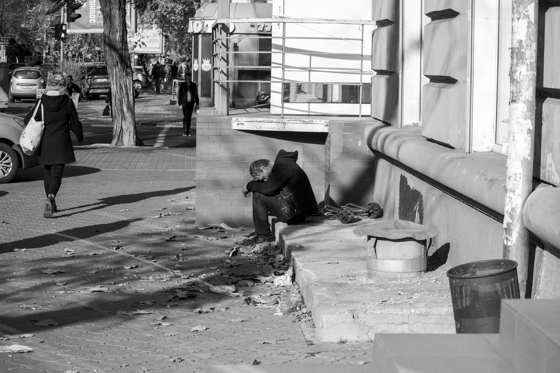Нищий пьяный мужчина с тележкой спит на тротуаре в городе – bur4ik.ru фото 3