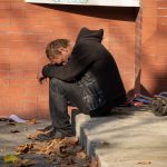Нищий пьяный мужчина с тележкой спит на тротуаре в городе – bur4ik.ru фото 4
