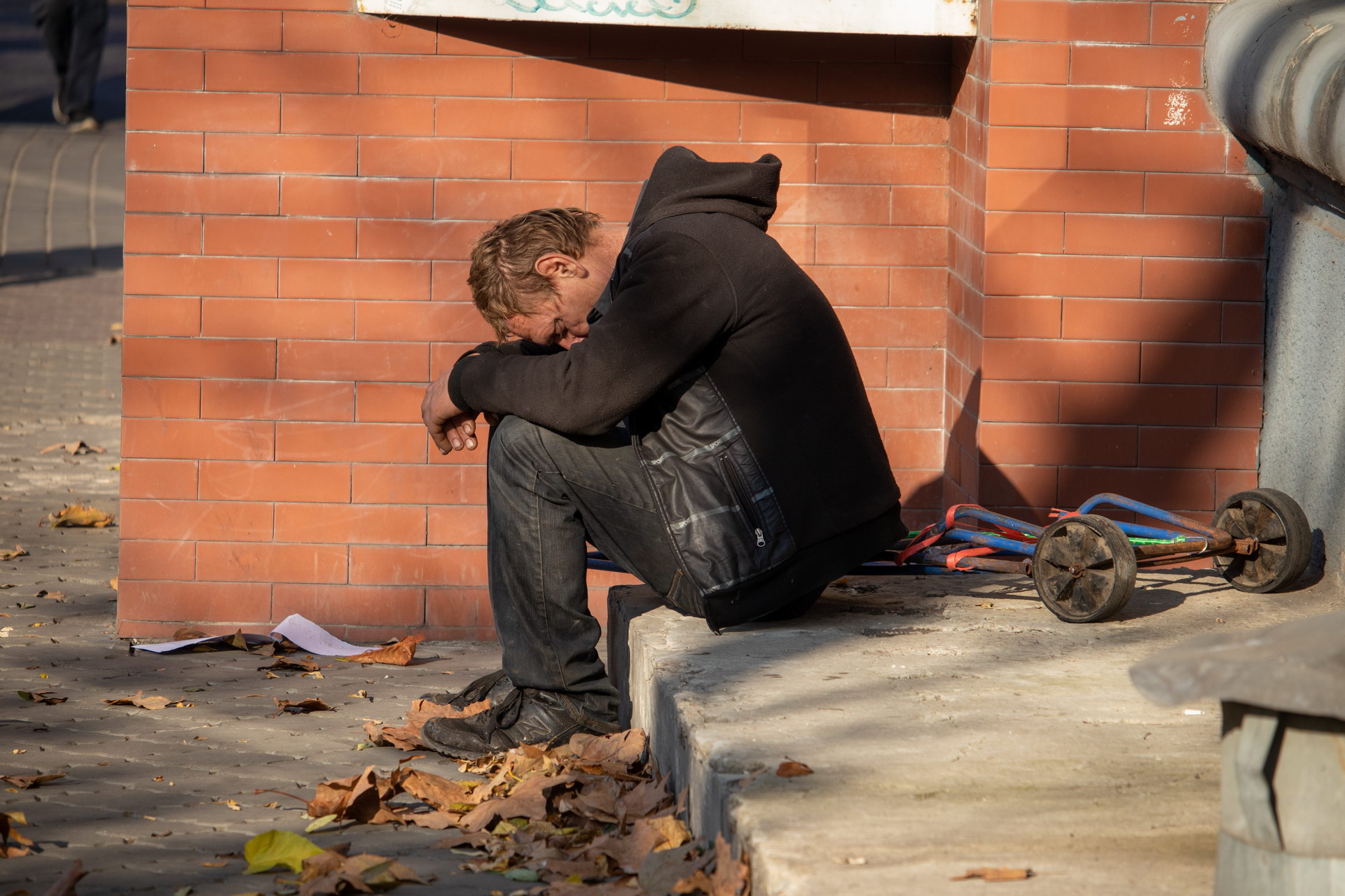 Нищий пьяный мужчина с тележкой спит на тротуаре в городе – bur4ik.ru фото 4