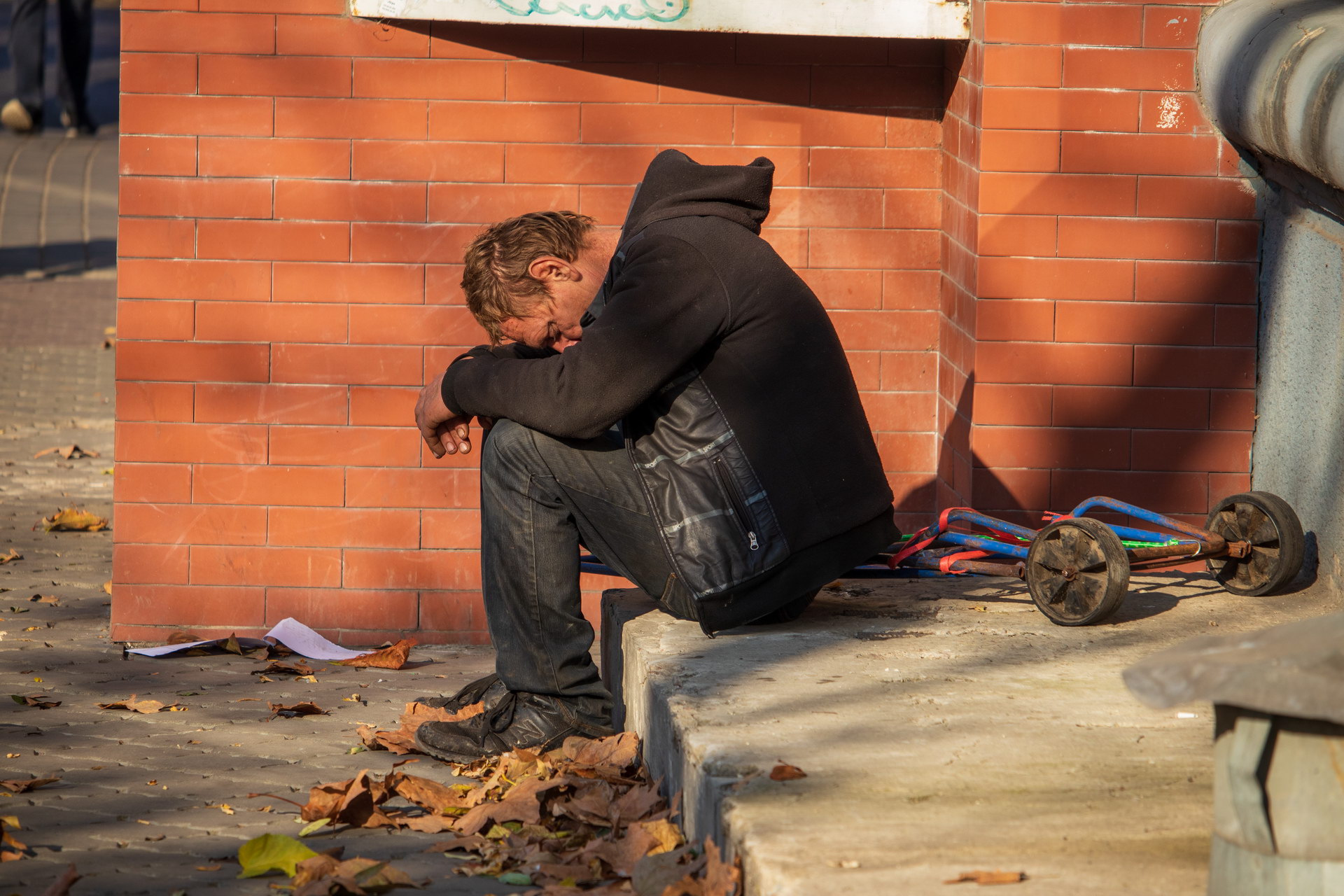 Нищий пьяный мужчина с тележкой спит на тротуаре в городе – bur4ik.ru фото 5