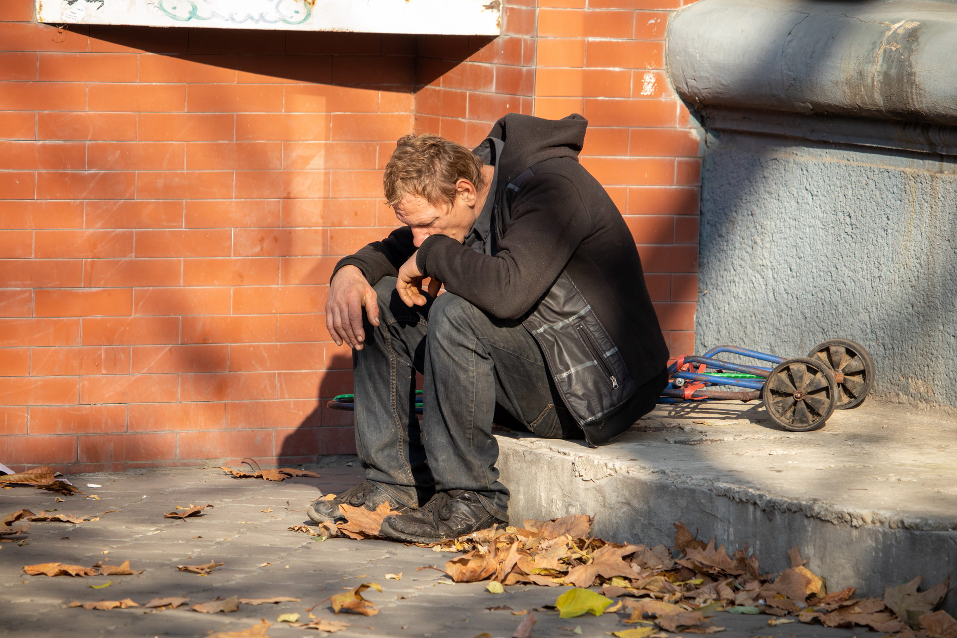 Нищий пьяный мужчина с тележкой спит на тротуаре в городе – bur4ik.ru фото 8