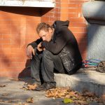 Нищий пьяный мужчина с тележкой спит на тротуаре в городе – bur4ik.ru фото 9