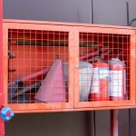 Огнетушители и пожарные принадлежности в красном металлическом шкафу – bur4ik.ru фото 1