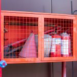 Огнетушители и пожарные принадлежности в красном металлическом шкафу – bur4ik.ru фото 2