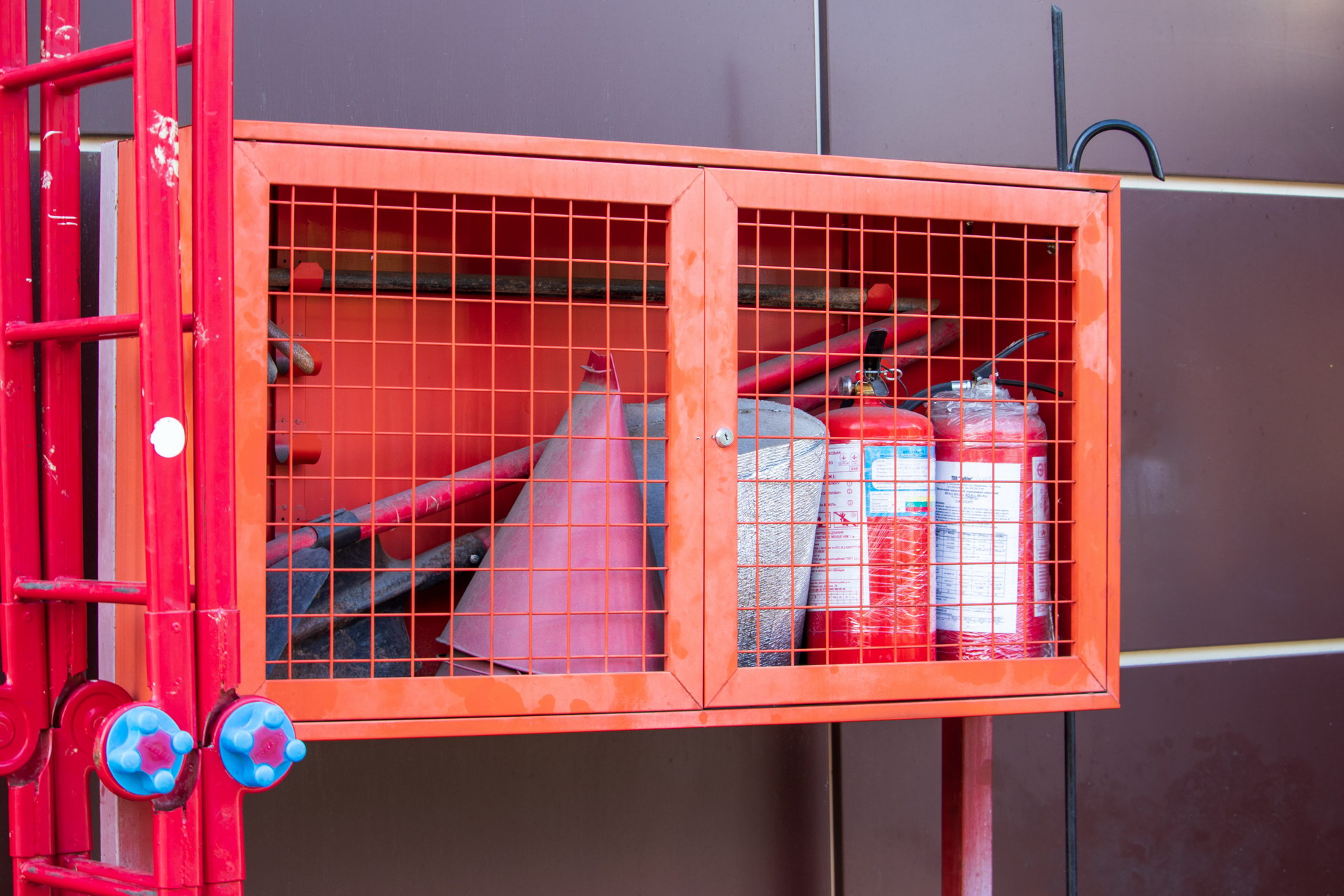 Огнетушители и пожарные принадлежности в красном металлическом шкафу – bur4ik.ru фото 2