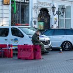 Охранник в центре Одессы следит за проездом автомобилей – bur4ik.ru – 21.01.2020 - фото 1
