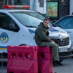 Охранник в центре Одессы следит за проездом автомобилей – bur4ik.ru – 21.01.2020 - фото 2