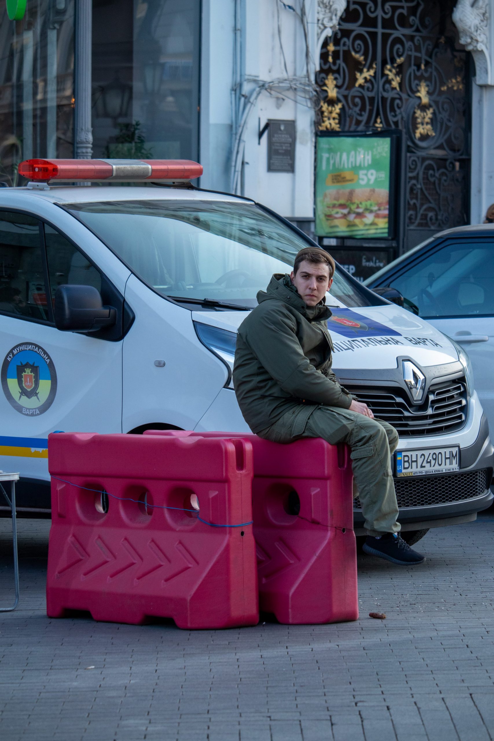 Охранник в центре Одессы следит за проездом автомобилей – bur4ik.ru – 21.01.2020 - фото 2