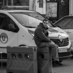 Охранник в центре Одессы следит за проездом автомобилей – bur4ik.ru – 21.01.2020 - фото 3