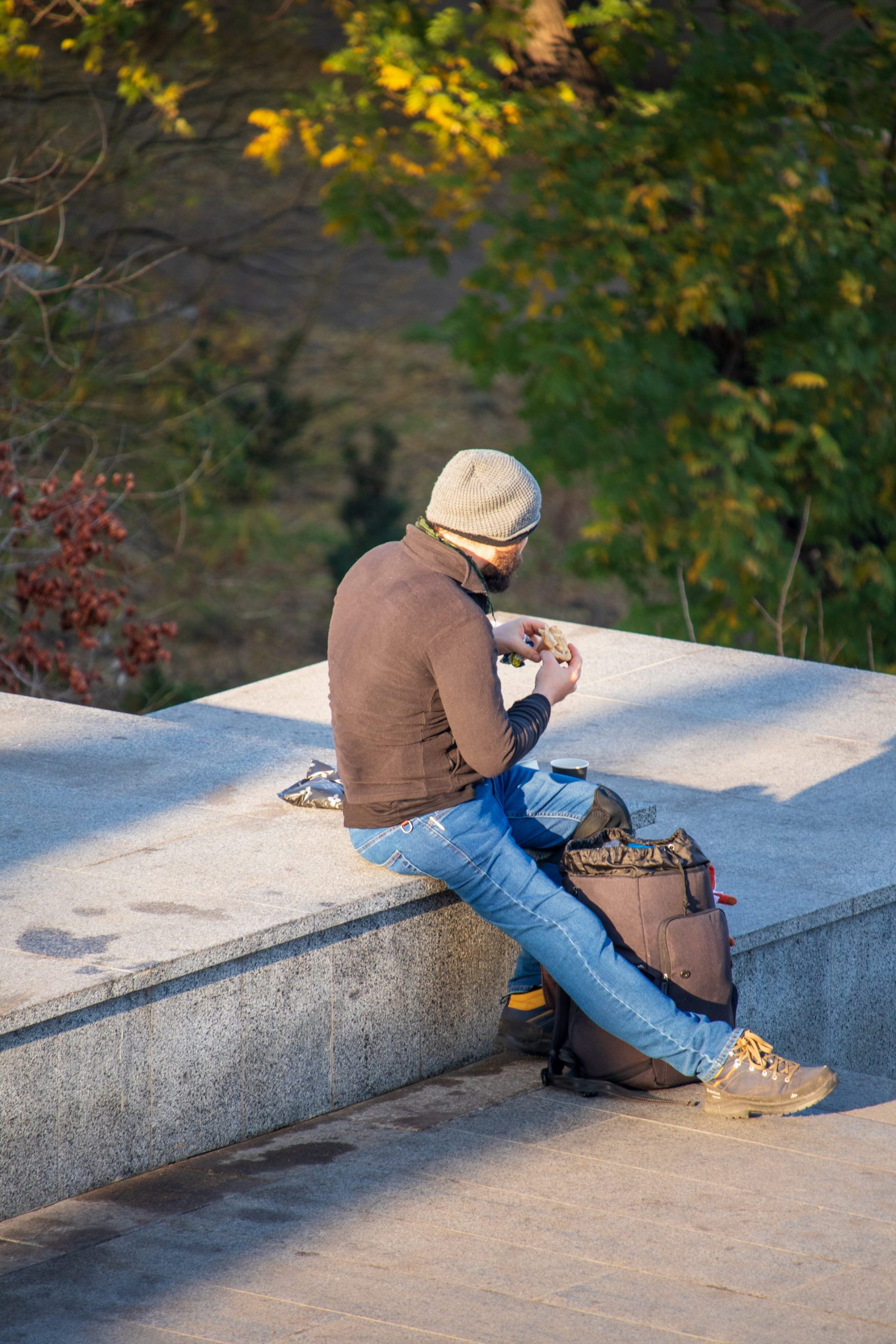 Парень с рюкзаком ест бутерброд на потемкинской лестнице в одессе – bur4ik.ru – 21.01.2020 - фото 3