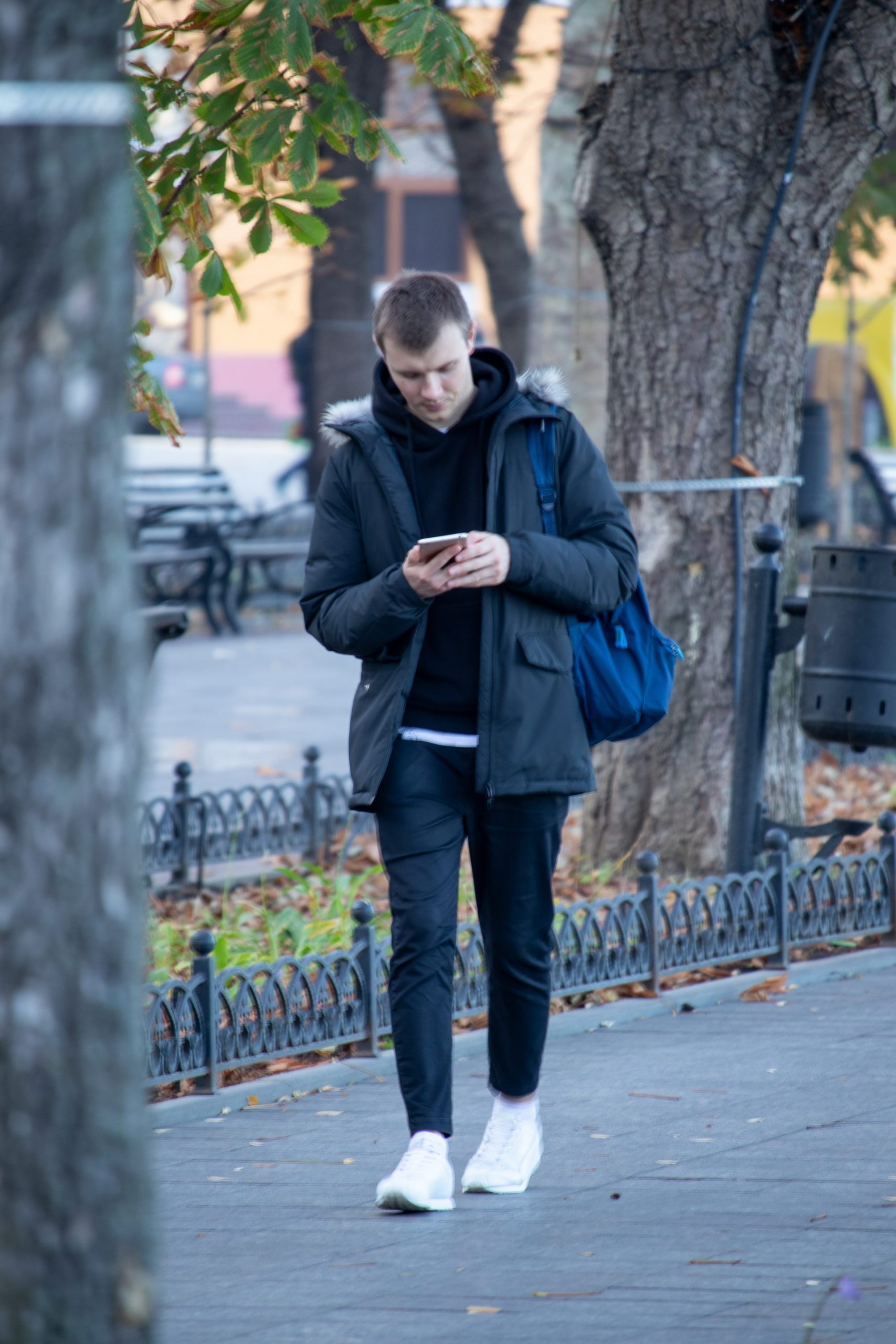 Парень с телефоном в руках идет по приморскому бульвару – bur4ik.ru – 21.01.2020 - фото 1