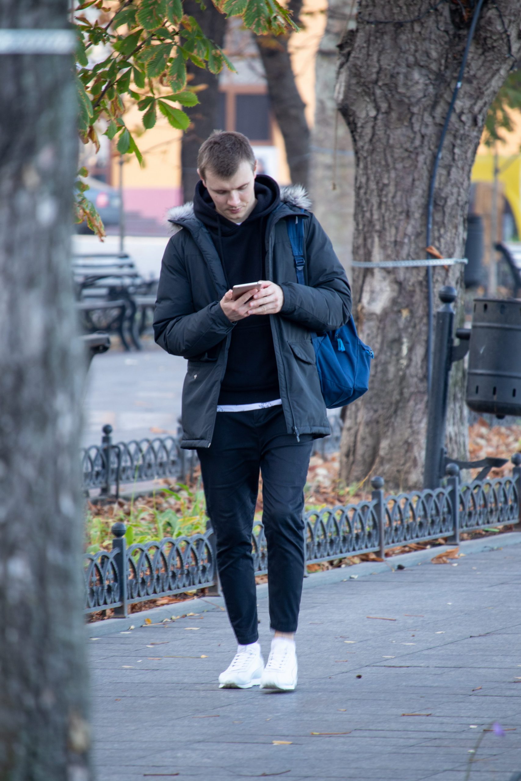Парень с телефоном в руках идет по приморскому бульвару – bur4ik.ru – 21.01.2020 - фото 2