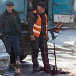 Рабочие выполняют работы на проезжей части – bur4ik.ru – 21.01.2020 - фото 1