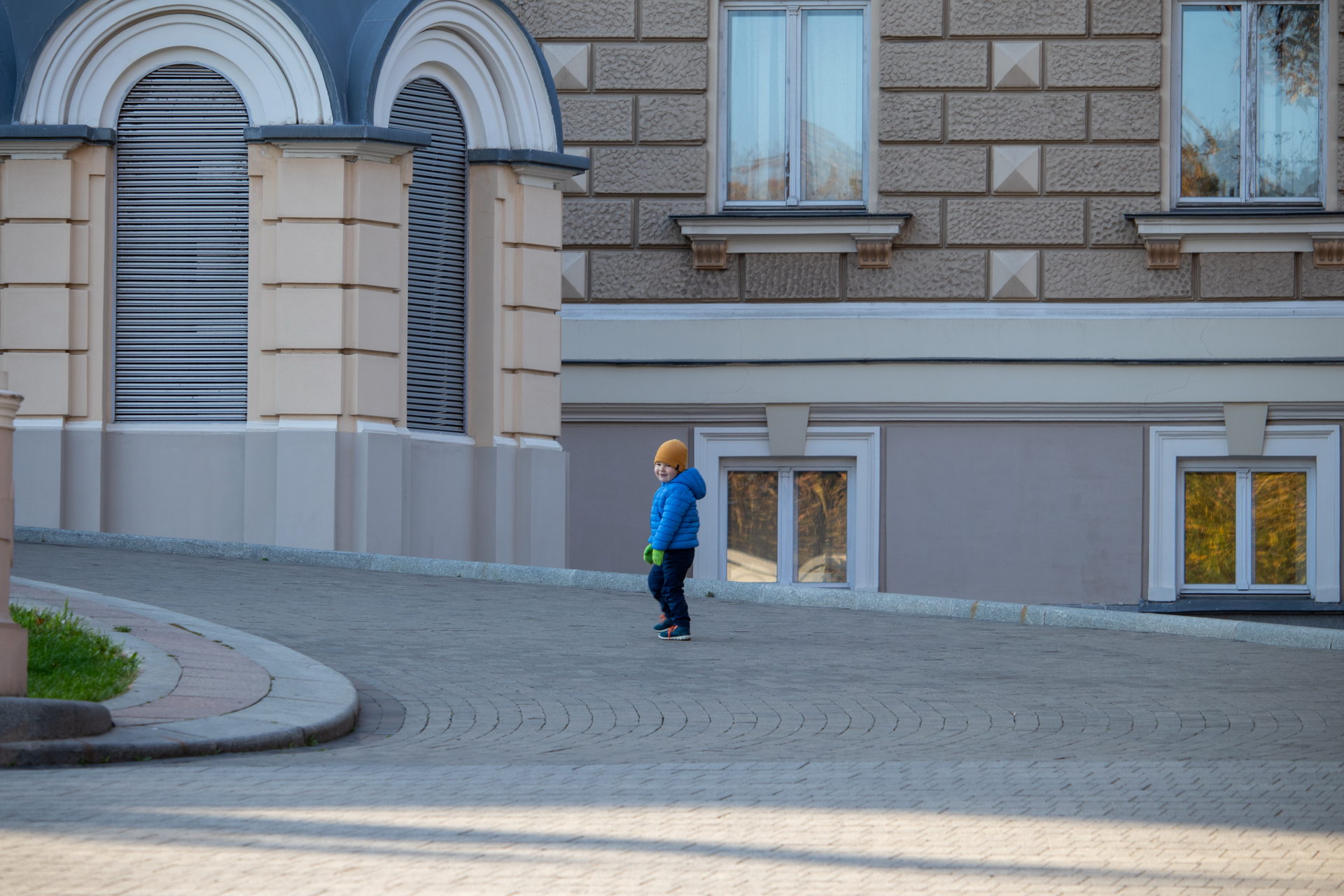 Ребенок осенью около Оперного Театра