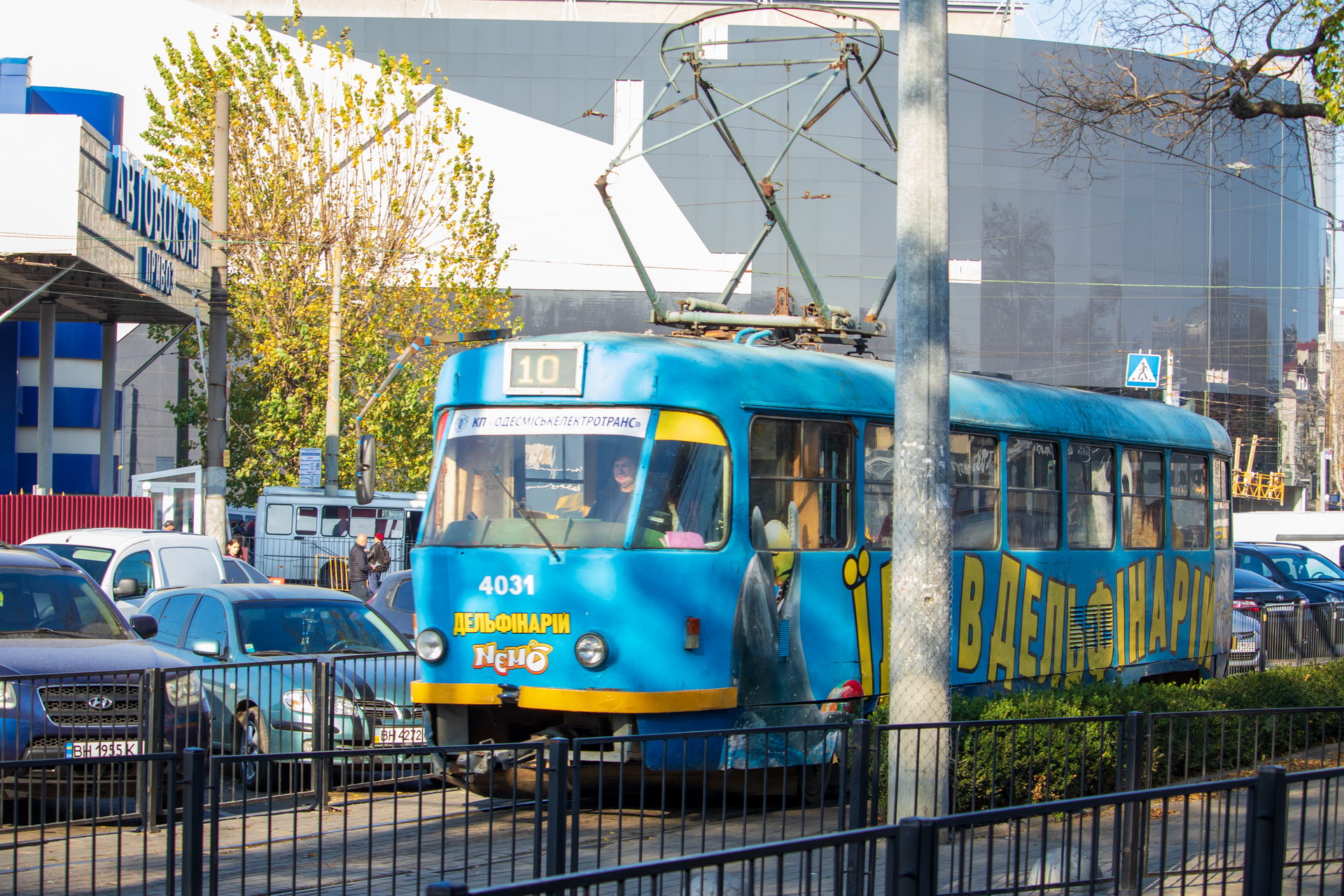 Синий трамвай номер 10 в районе рынка Привоз город Одесса – bur4ik.ru фото 2