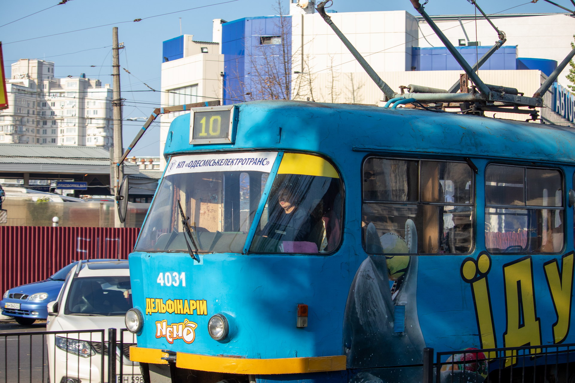 Синий трамвай номер 10 в районе рынка Привоз город Одесса – bur4ik.ru фото 3