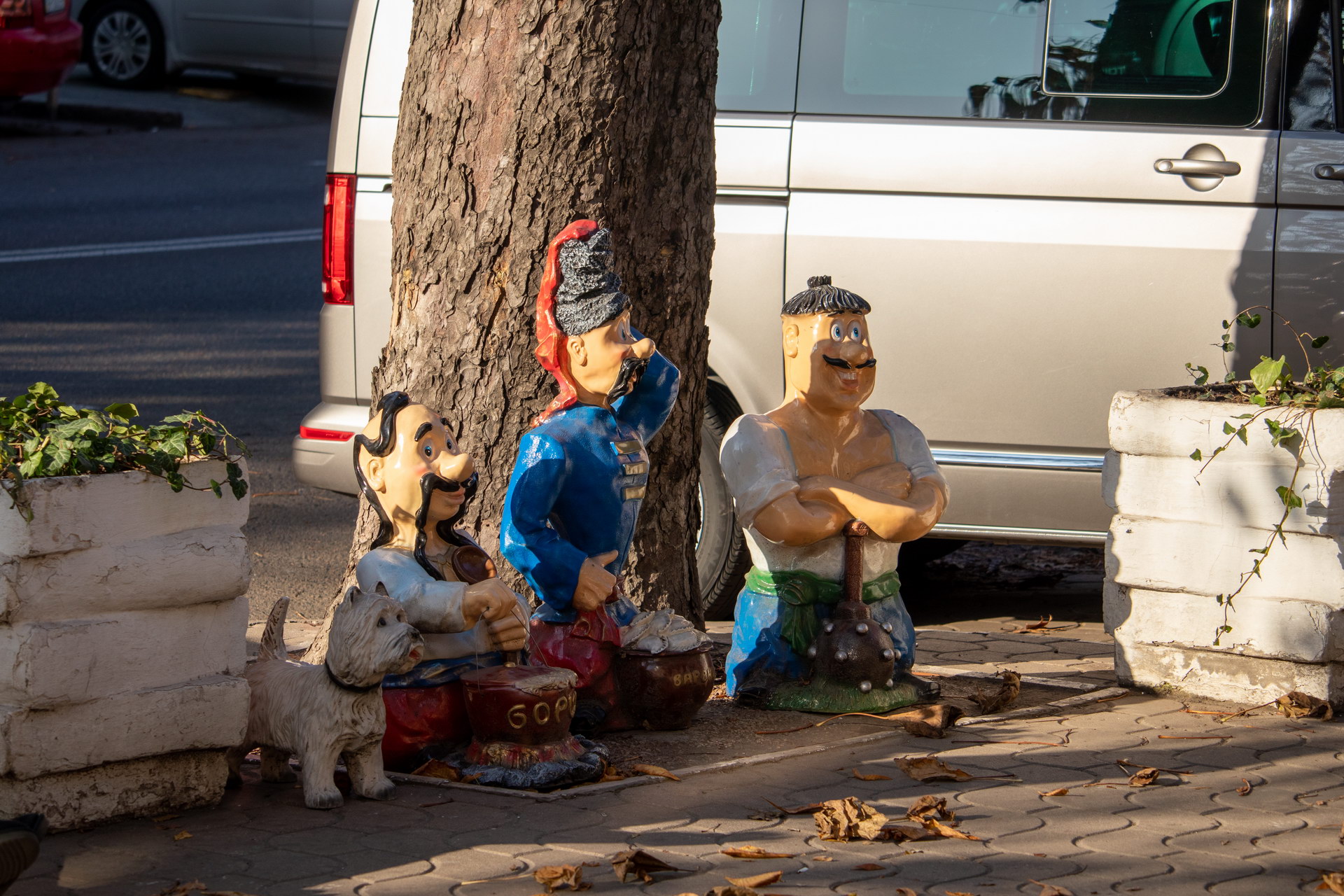 Скульптура с тремя украинцами из мультика по среди улицы – bur4ik.ru – 21.01.2020 - фото 1