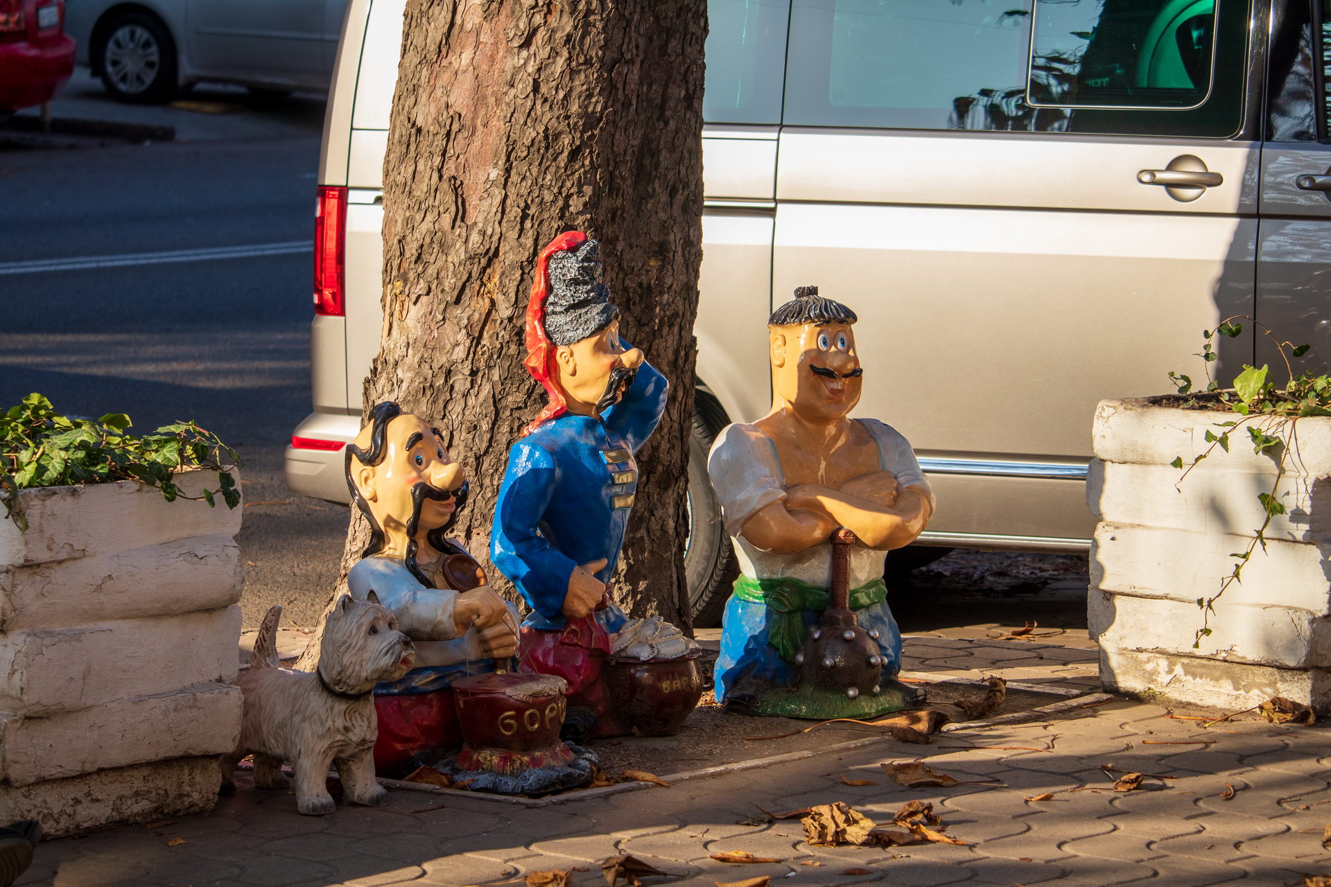 Скульптура с тремя украинцами из мультика по среди улицы – bur4ik.ru – 21.01.2020 - фото 2