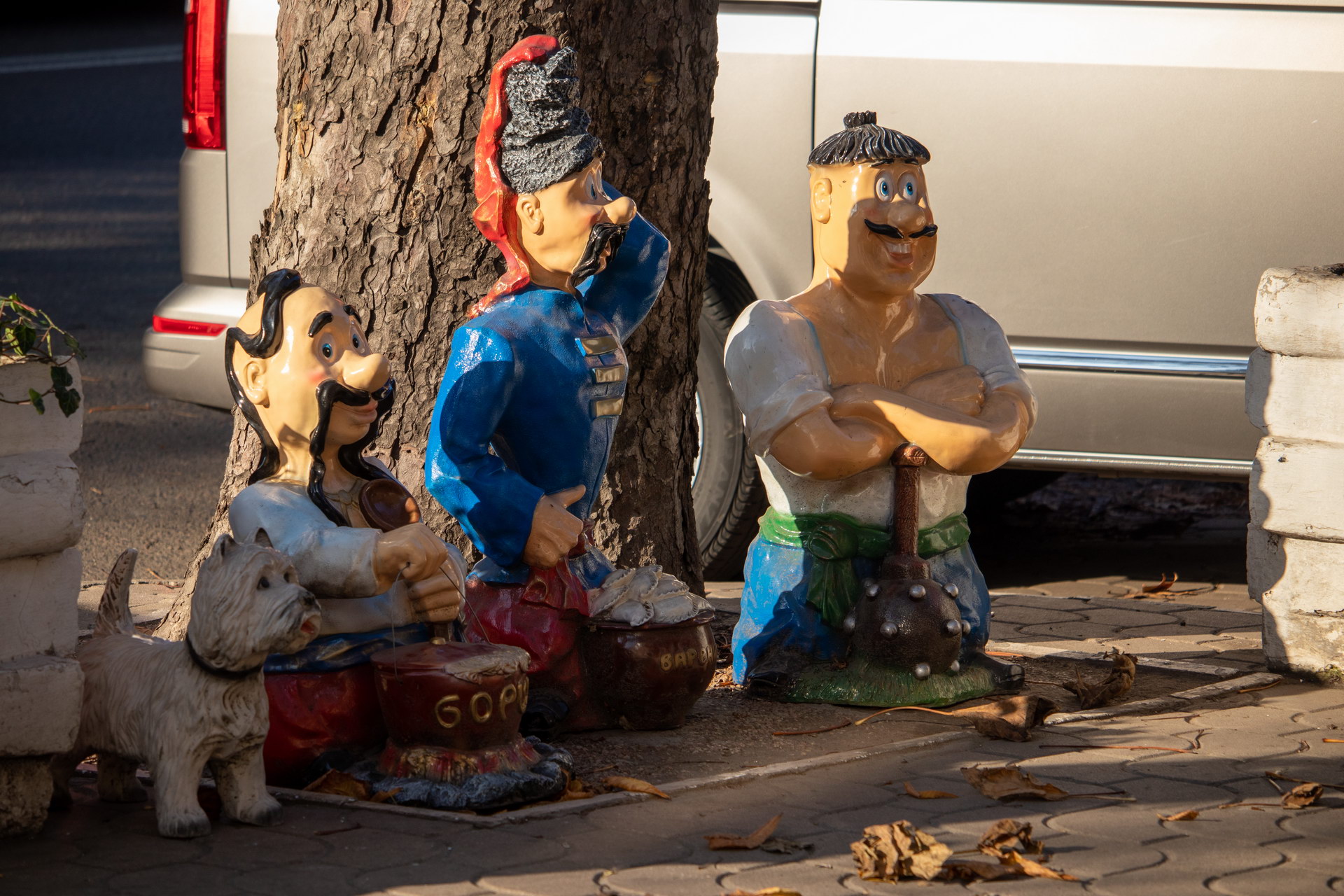 Скульптура с тремя украинцами из мультика по среди улицы – bur4ik.ru – 21.01.2020 - фото 3
