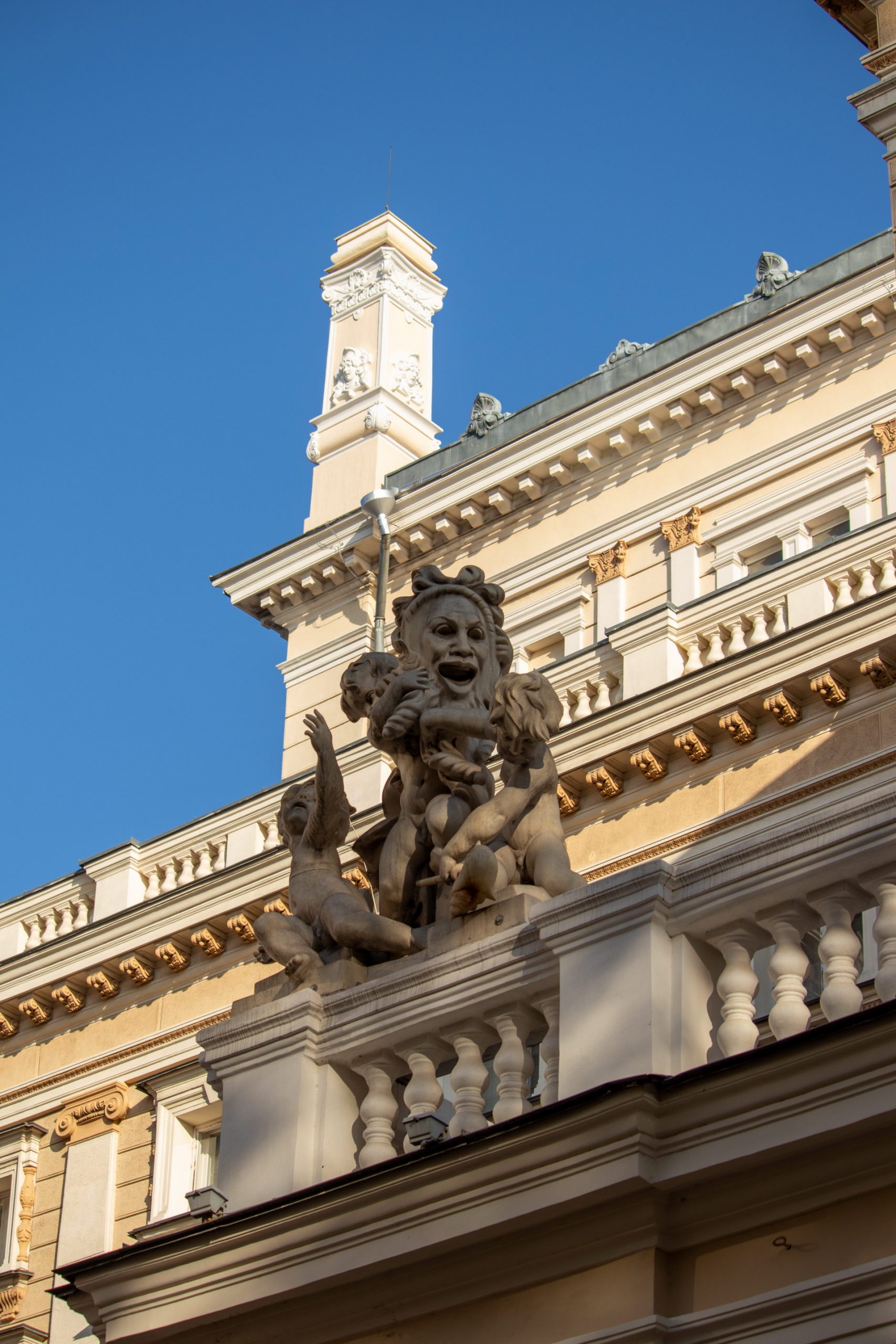Скульптуры в верхней части Одесского Оперного Театра – bur4ik.ru – 21.01.2020 - фото 1