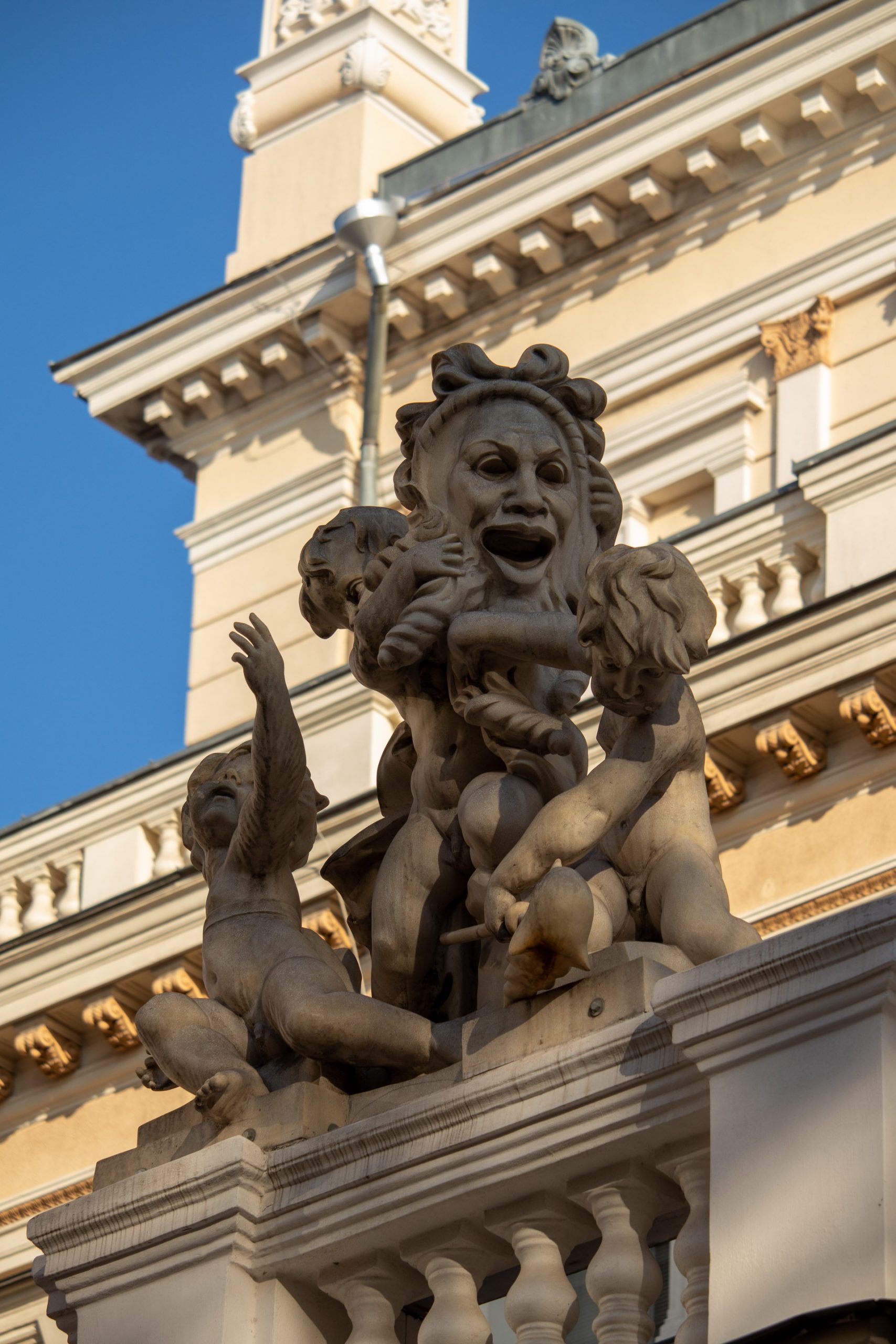 Скульптуры в верхней части Одесского Оперного Театра – bur4ik.ru – 21.01.2020 - фото 2