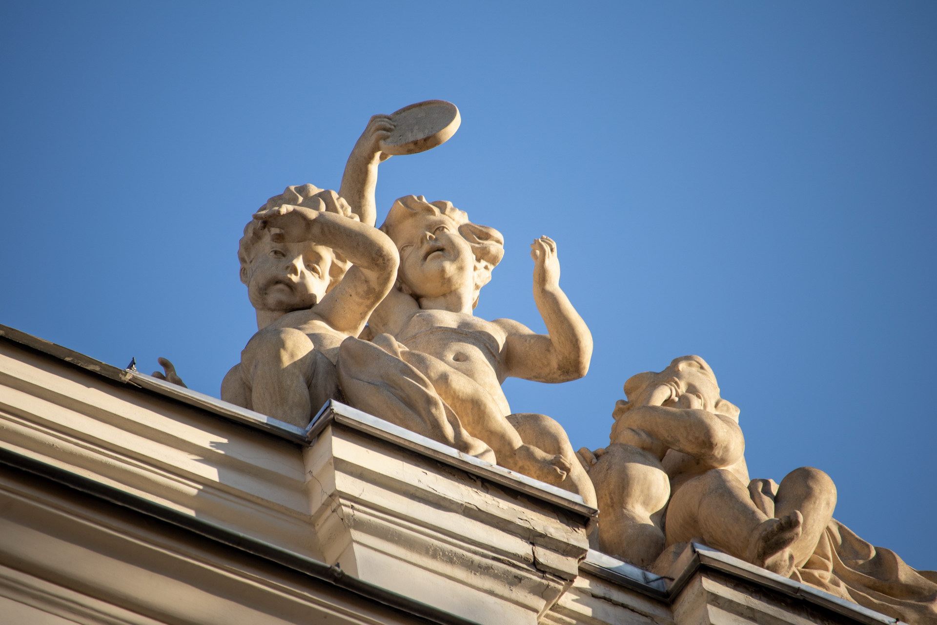 Скульптуры в верхней части Одесского Оперного Театра – bur4ik.ru – 21.01.2020 - фото 3