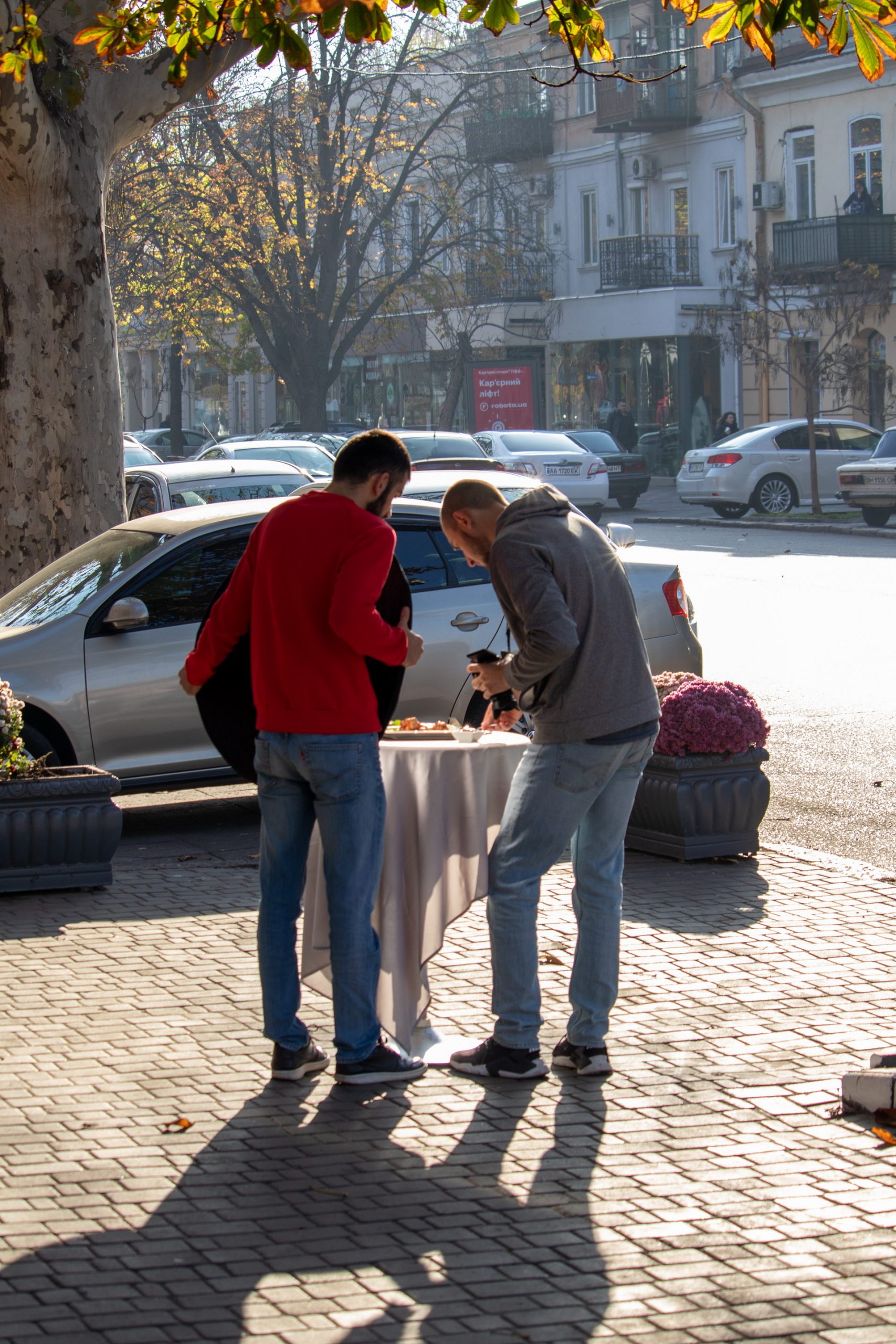Сотрудники ресторана фотографируют еду на улице – bur4ik.ru – 21.01.2020 - фото 1